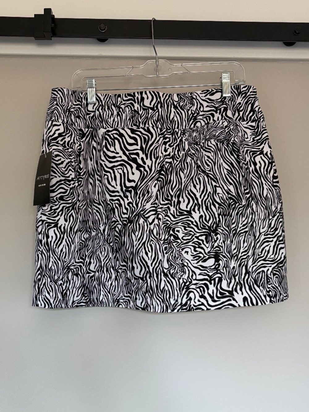 NWT Attyre Women’s Zebra Print Skort